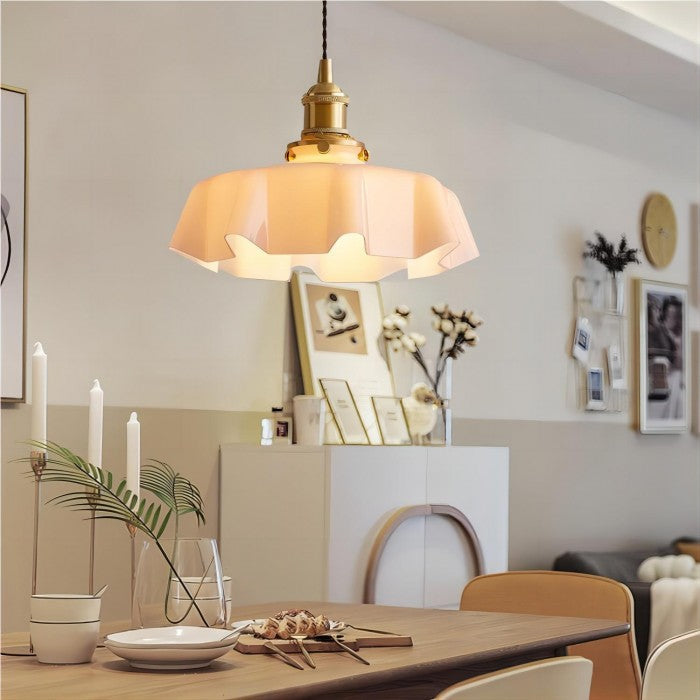 Verlichte retro bloemen hanglamp, warm glas design voor een gezellige eetkamer of slaapkamer.