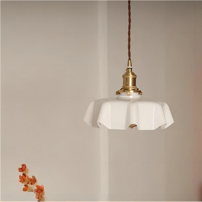 Retro bloemen hanglamp vanuit andere hoek, vintage glas design, warme sfeerverlichting in huis.