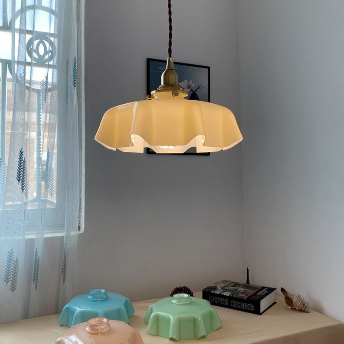 Messing details van de vintage bloemen hanglamp, kwaliteitsvolle retro plafondlamp in glas design.
