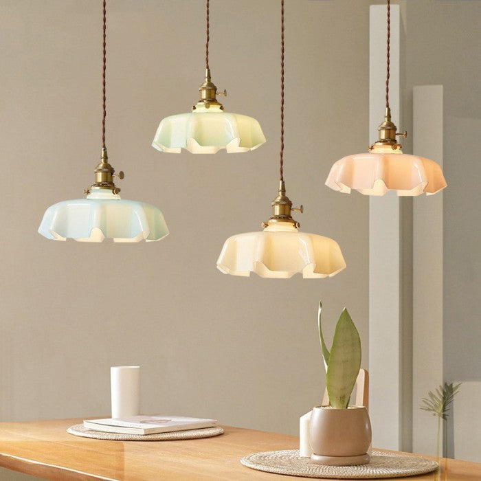 Close-up van retro glazen bloemen hanglamp, uniek vintage design, perfect voor sfeervolle verlichting.