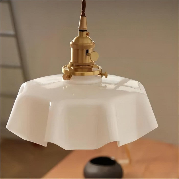 Elegante retro bloemen hanglamp, vintage glas en messing details, sfeermaker voor je interieur.