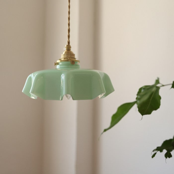 Sfeervolle retro hanglamp met bloemmotief, verlicht je eetkamer of slaapkamer met vintage glas.