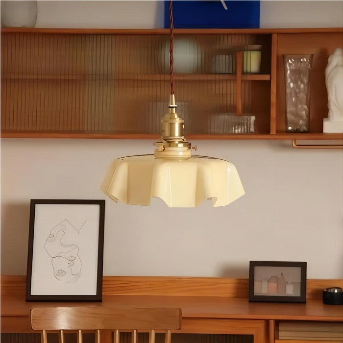 Unieke vintage bloemenlamp van glas, stijlvolle plafondlamp met retro design voor eetkamer.