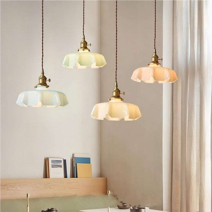Glazen retro bloemen hanglamp met messing accenten, perfecte sfeerverlichting voor elk interieur.
