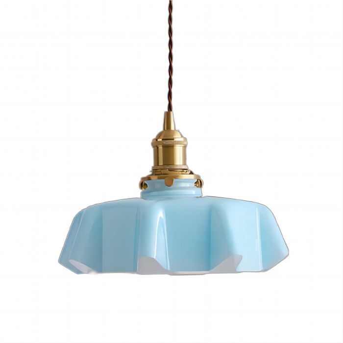 Glazen bloemen hanglamp in klassiek interieur, perfecte vintage sfeerverlichting voor eetkamer.