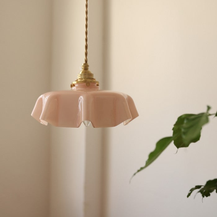 Glanzende retro bloemen hanglamp, vintage glas en messing, eyecatcher voor elk modern of klassiek interieur.