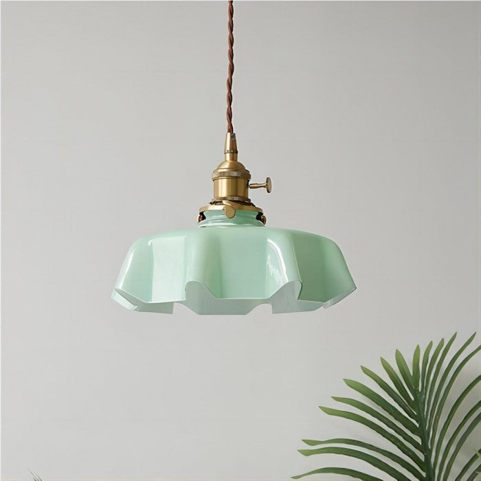 Laaghangende vintage bloemen hanglamp, glazen retro design voor intieme eetkamerverlichting.