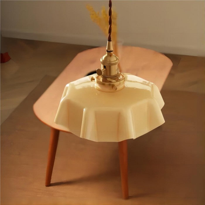 Hoge retro bloemen plafondlamp, glazen vintage design voor een ruimtelijke sfeer in je woning.