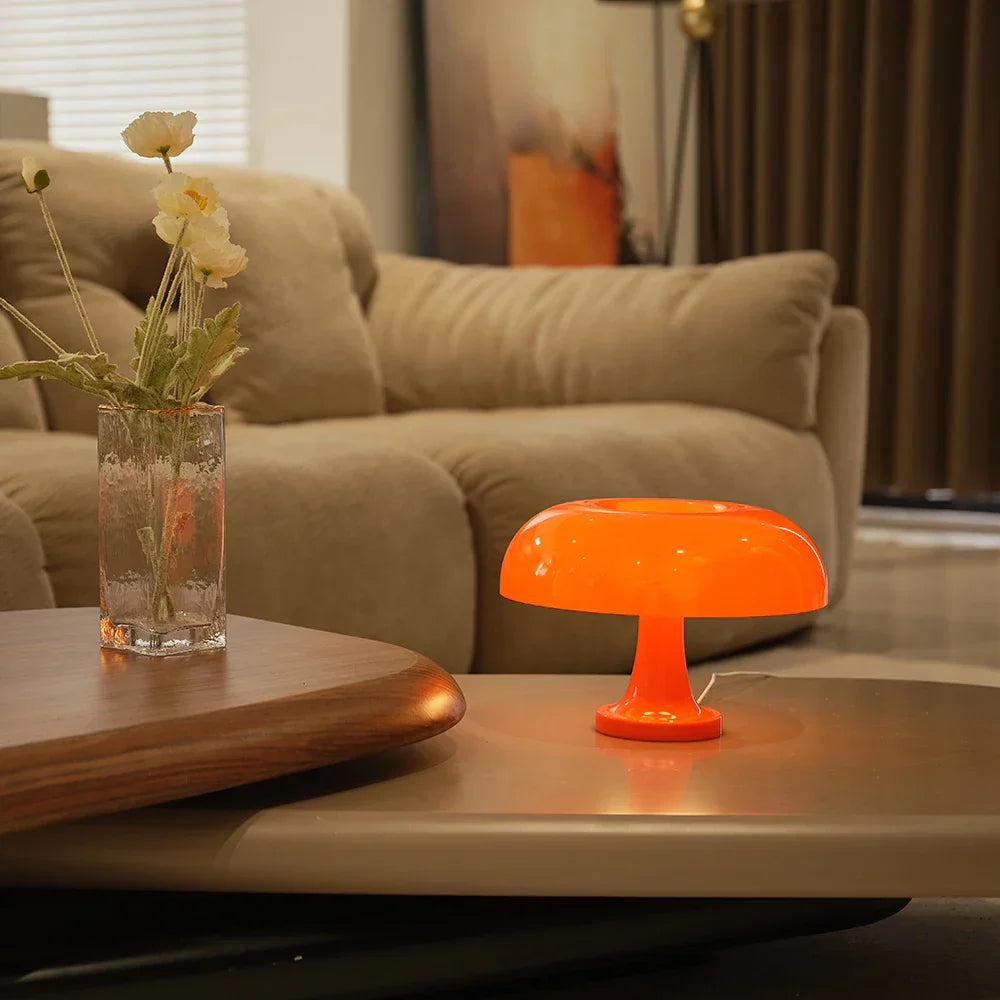 "Retro oranje mushroom tafellamp, kunststof, paddenstoelvorm, glanzende kap, sfeervolle vintage decoratie voor huis."