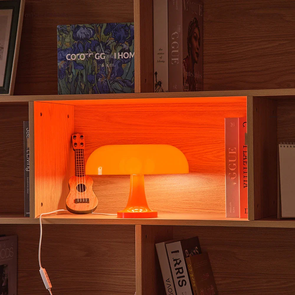 "Retro oranje mushroom tafellamp, kunststof, paddenstoelvorm, glanzende kap, sfeervolle vintage decoratie voor huis."