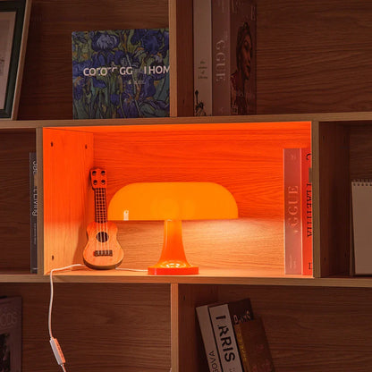 "Retro oranje mushroom tafellamp, kunststof, paddenstoelvorm, glanzende kap, sfeervolle vintage decoratie voor huis."
