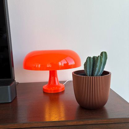 "Retro oranje mushroom tafellamp, kunststof, paddenstoelvorm, glanzende kap, sfeervolle vintage decoratie voor huis."