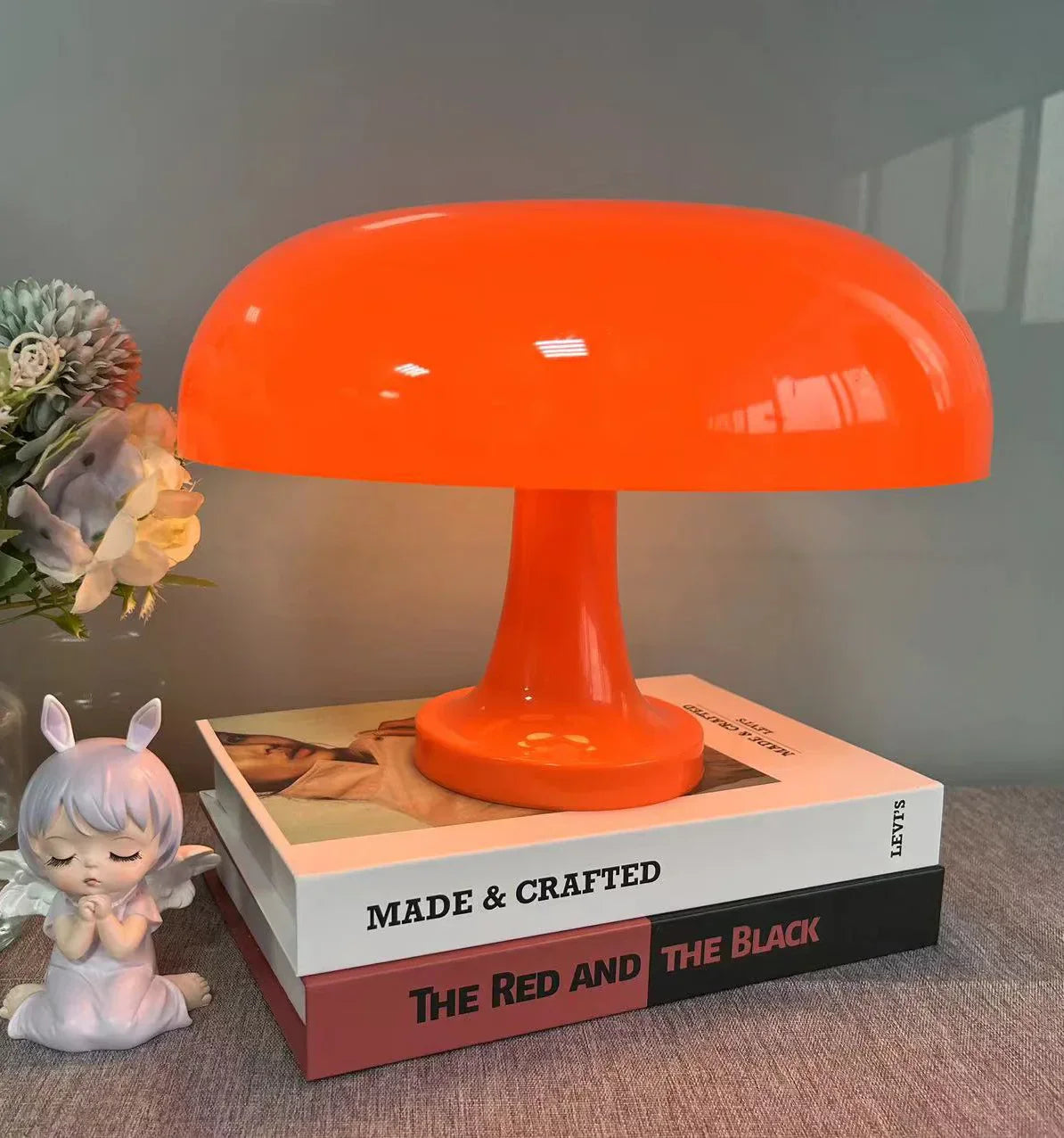 "Retro oranje mushroom tafellamp, kunststof, paddenstoelvorm, glanzende kap, sfeervolle vintage decoratie voor huis."