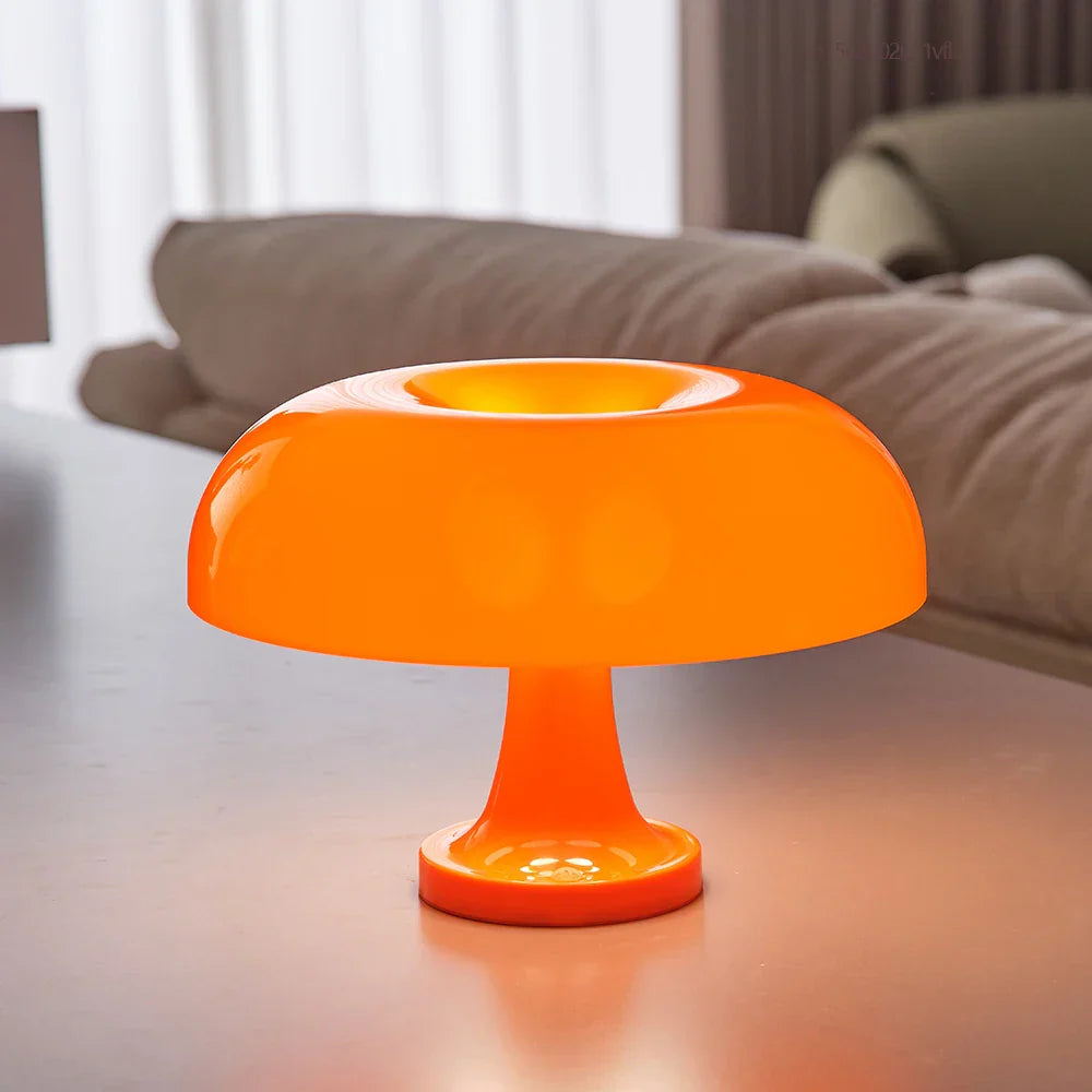 "Retro oranje mushroom tafellamp, kunststof, paddenstoelvorm, glanzende kap, sfeervolle vintage decoratie voor huis."