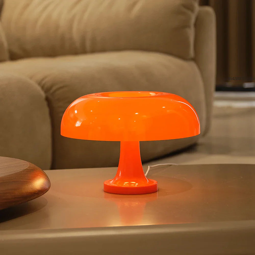 "Retro oranje mushroom tafellamp, kunststof, paddenstoelvorm, glanzende kap, sfeervolle vintage decoratie voor huis."