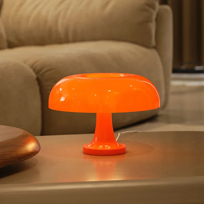 "Retro oranje mushroom tafellamp, kunststof, paddenstoelvorm, glanzende kap, sfeervolle vintage decoratie voor huis."