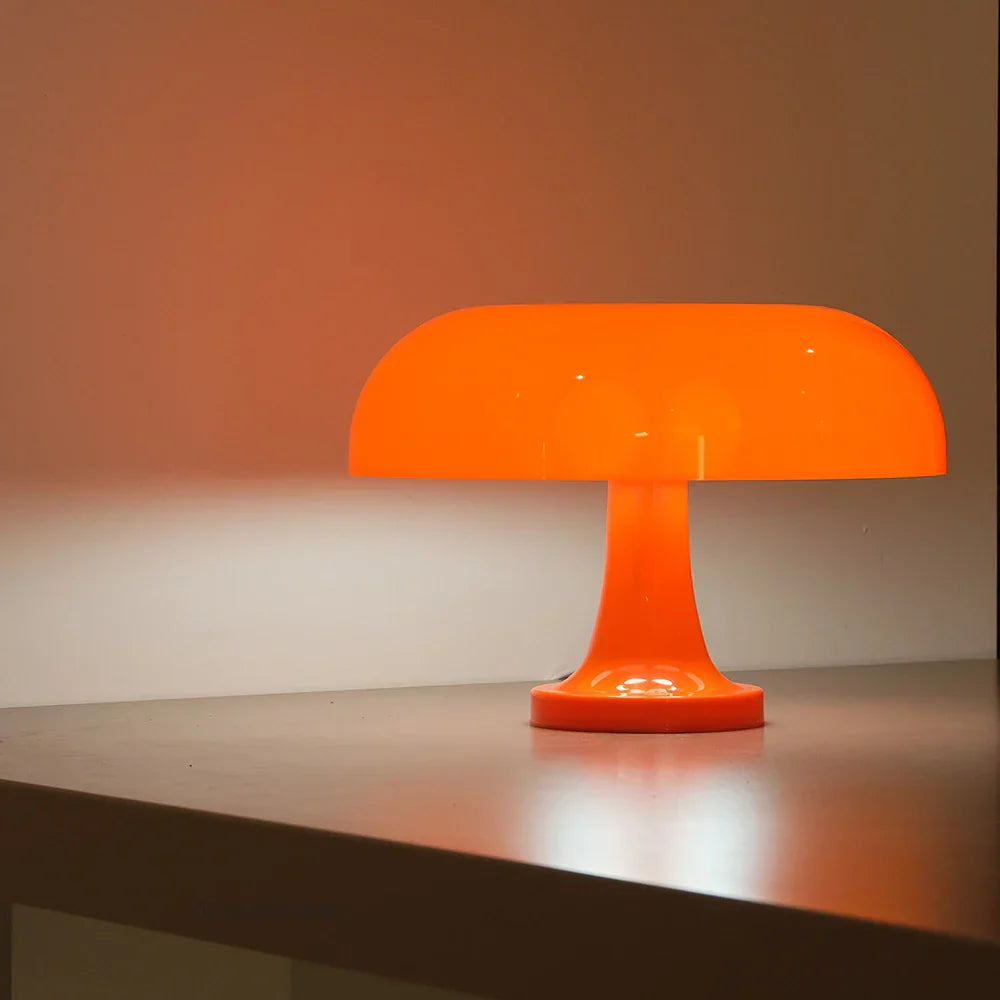 "Retro oranje mushroom tafellamp, kunststof, paddenstoelvorm, glanzende kap, sfeervolle vintage decoratie voor huis."