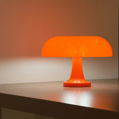 "Retro oranje mushroom tafellamp, kunststof, paddenstoelvorm, glanzende kap, sfeervolle vintage decoratie voor huis."