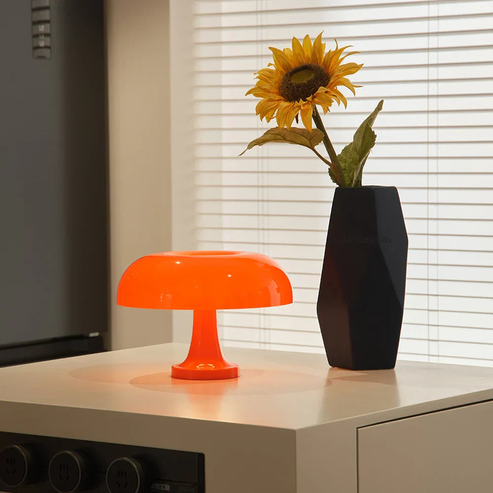 "Retro oranje mushroom tafellamp, kunststof, paddenstoelvorm, glanzende kap, sfeervolle vintage decoratie voor huis."