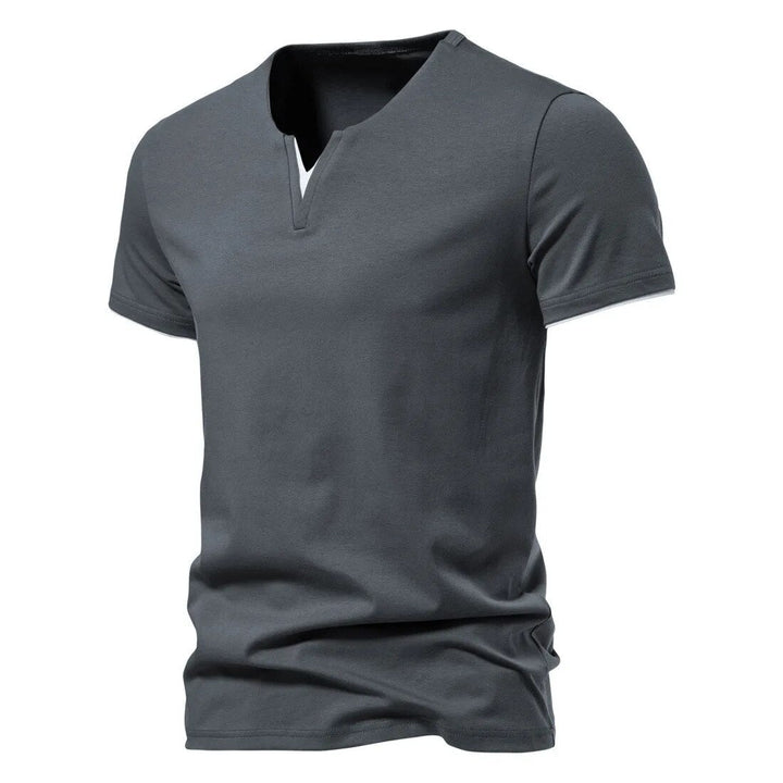 Wit slim fit heren T-shirt, perfect voor lente en zomer. Comfortabele en moderne V-hals herenkleding.