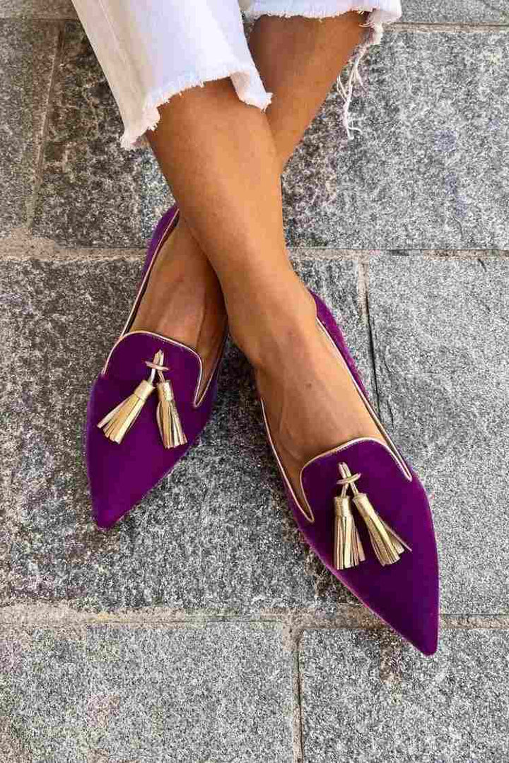 Detail van dames orthopedische loafers met kwastjes. Focus op de elegantie en het comfort van deze schoenen.