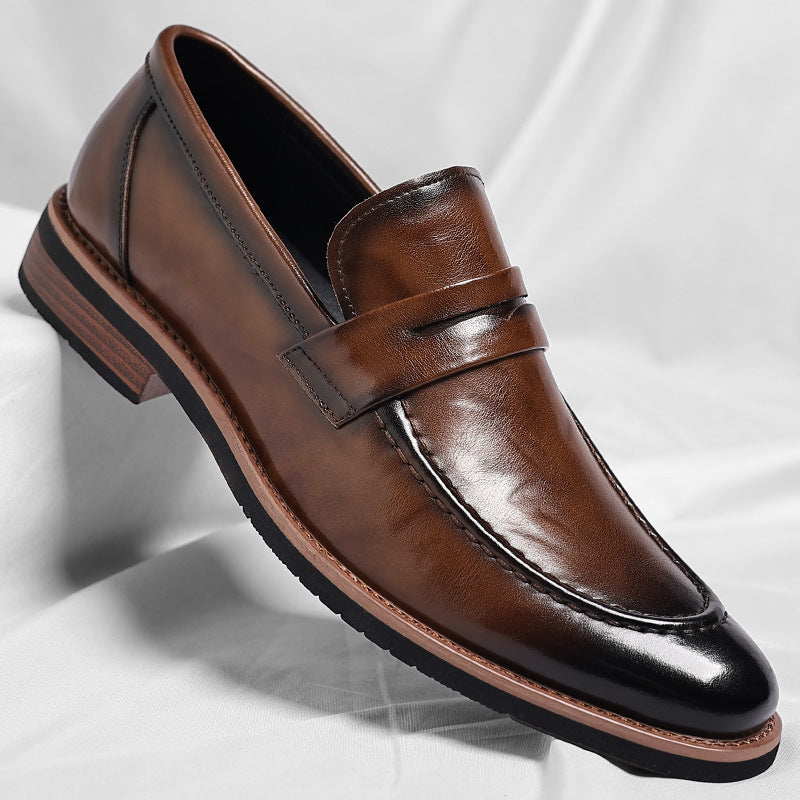 Bruine suède loafers voor heren, stijlvolle slip-on schoenen voor een relaxte look.