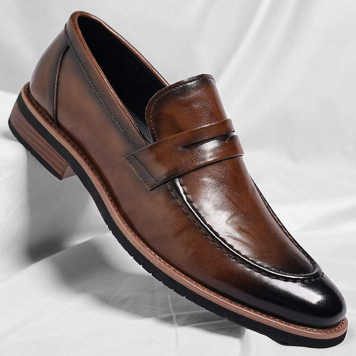 Bruine suède loafers voor heren, stijlvolle slip-on schoenen voor een relaxte look.