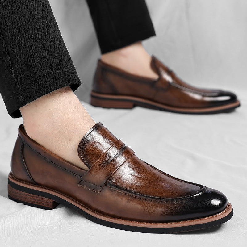 Gedetailleerde foto van bruine heren loafers, comfortabele suède schoenen voor dagelijks gebruik.