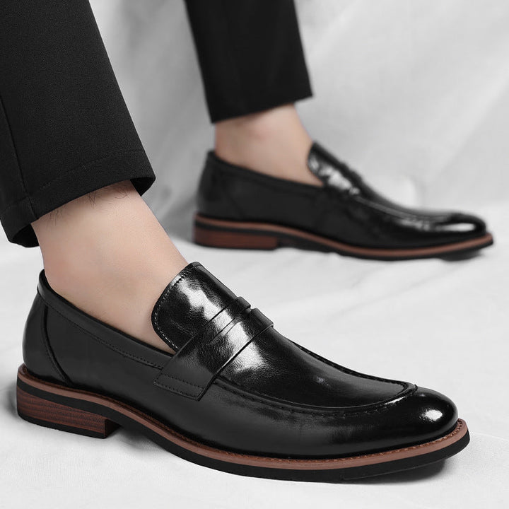 Bruine leren mocassin-stijl loafers, klassieke herenschoenen die comfort en elegantie bieden.