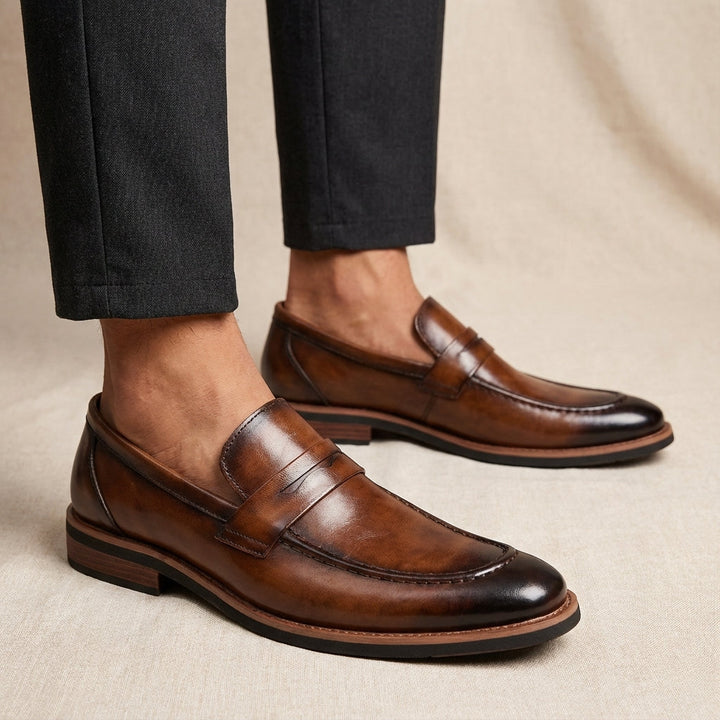 Man draagt zwarte slip-on instappers, combineert moeiteloos stijl met optimaal comfort.
