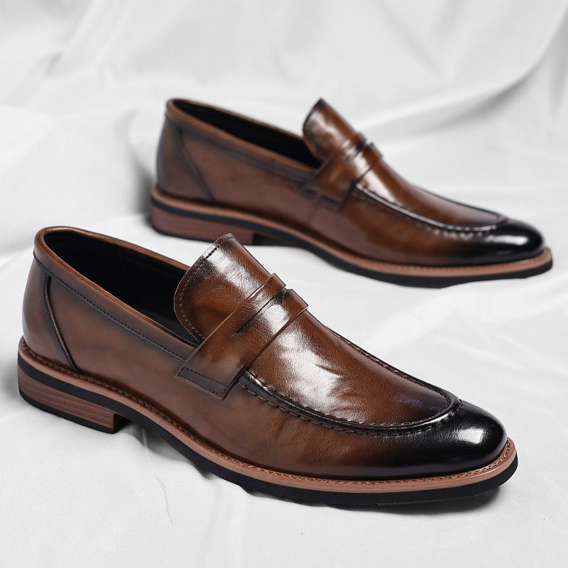 Bruine leren loafers aan de voeten van een man, perfecte casual schoenen voor zomerse dagen.