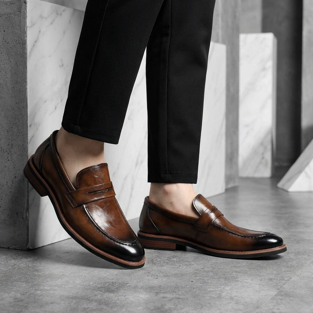 Elegante zwarte heren loafers van glanzend leer, ideaal voor formele en zakelijke outfits.