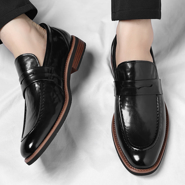 Zwarte suède instappers voor heren, zachte en comfortabele slip-on schoenen voor elke man.