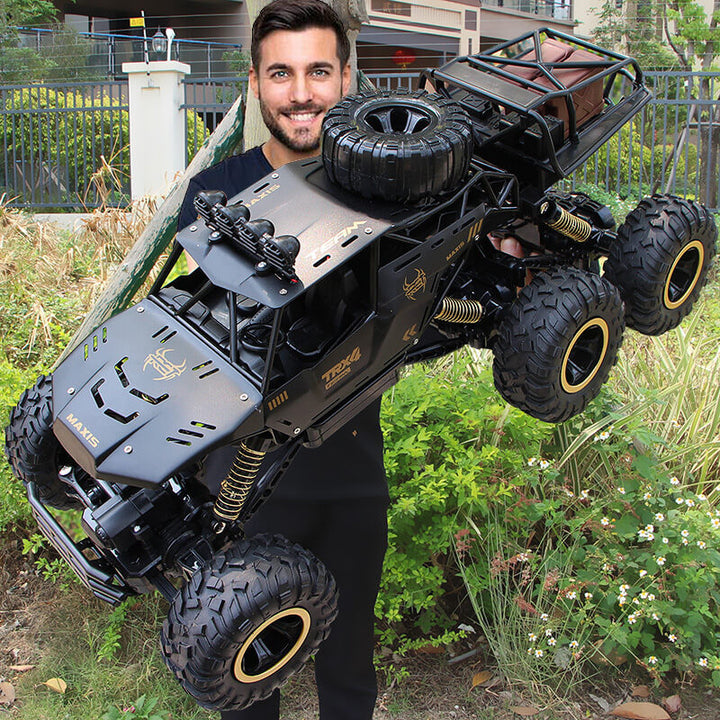 Gedetailleerde 6-wiel RC monstertruck modelauto, klaar voor off-road avonturen. Een robuuste afstandsbestuurbare terreinwagen.