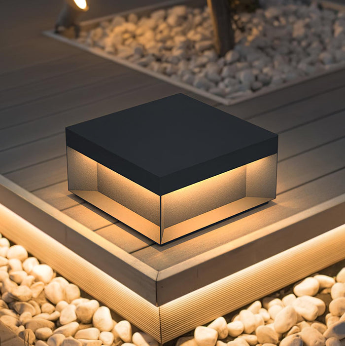 "Robuuste weerbestendige zonne wandlamp met geïntegreerde LED en mat acryl, ideaal voor sfeervolle tuindecoratie"
