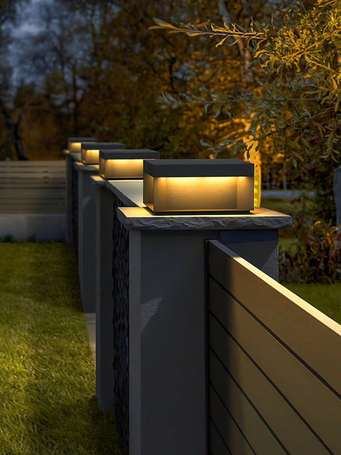"Robuuste weerbestendige zonne wandlamp met geïntegreerde LED en mat acryl, ideaal voor sfeervolle tuindecoratie"