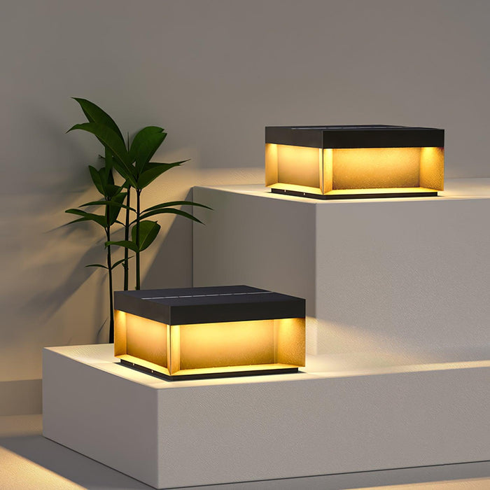 "Robuuste weerbestendige zonne wandlamp met geïntegreerde LED en mat acryl, ideaal voor sfeervolle tuindecoratie"