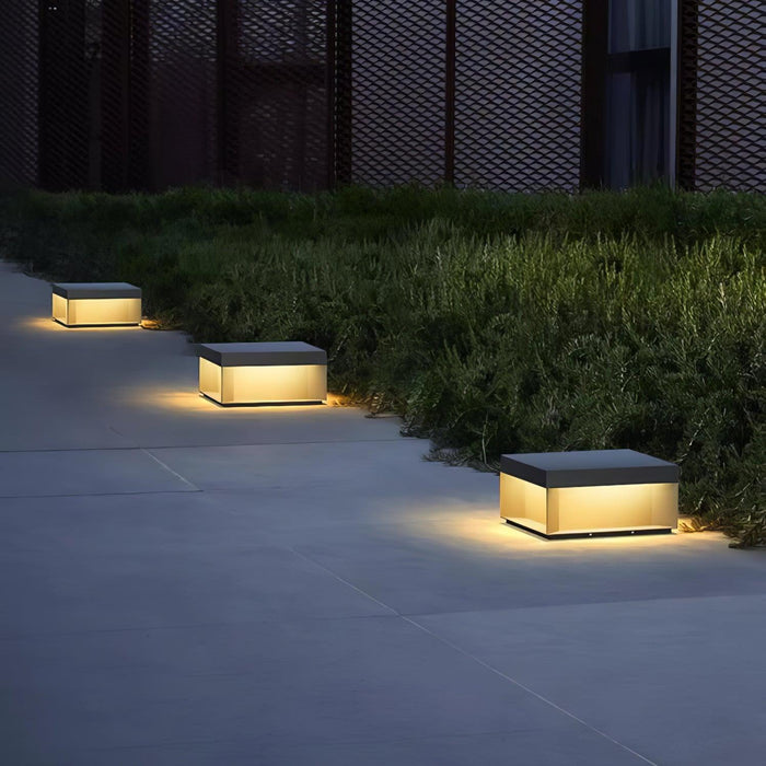 "Robuuste weerbestendige zonne wandlamp met geïntegreerde LED en mat acryl, ideaal voor sfeervolle tuindecoratie"