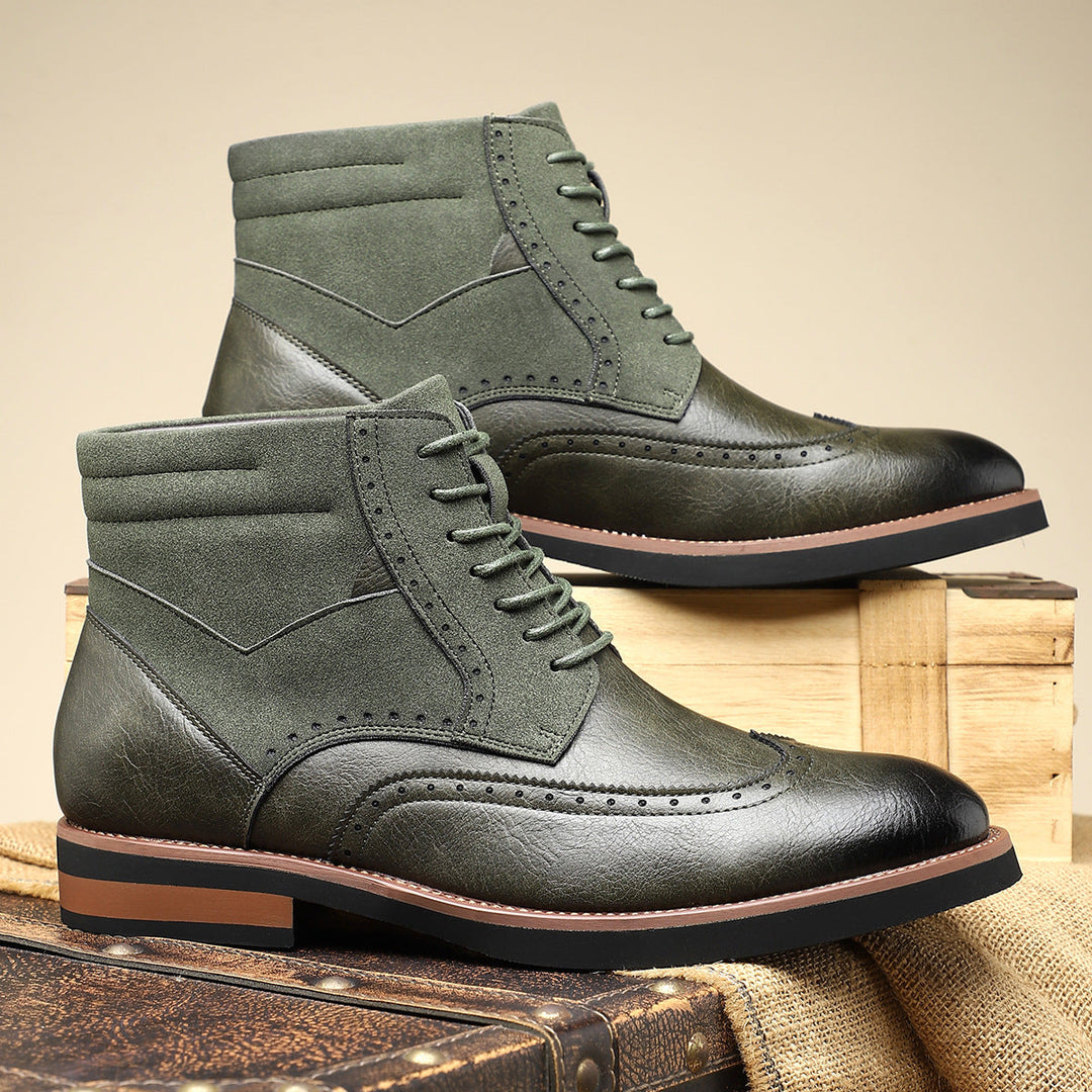 Vooraanzicht van modieuze dress schoenen voor heren, een tijdloze wingtip stijl met stevige vetersluiting.
