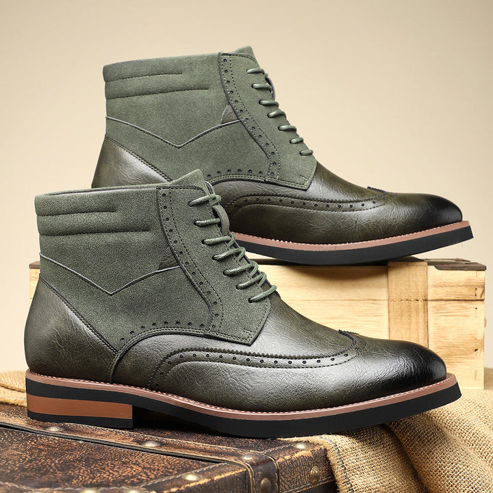 Vooraanzicht van modieuze dress schoenen voor heren, een tijdloze wingtip stijl met stevige vetersluiting.