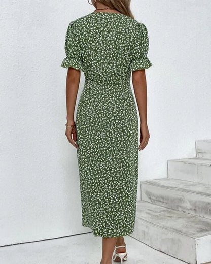 Romantische bloemen wikkeljurk met V-hals, pofmouwen en kleurrijke print, ideaal voor stijlvolle zomeroutfits.