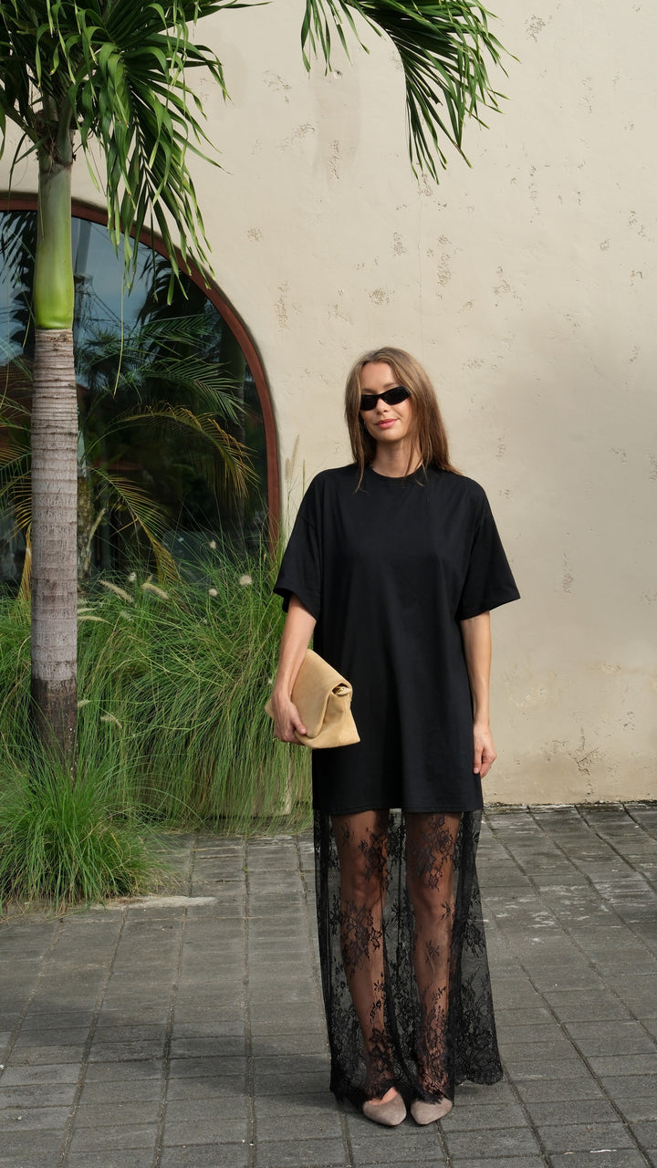 Zwarte oversized dames maxijurk met elegante kanten rok. Perfect als comfortabele zomerjurk of chique feestjurk.