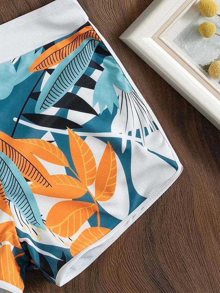 Complete dames badpak set: haltertop en bijpassend broekje met fleurige bloemenprint, zomerklaar.