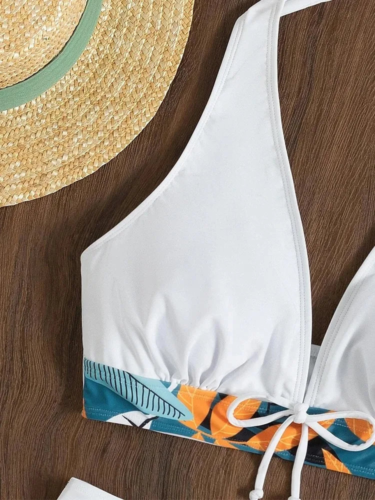 Stijlvolle dames halter zwemkleding met bloemenprint, comfortabel voor een ontspannen zomervakantie.
