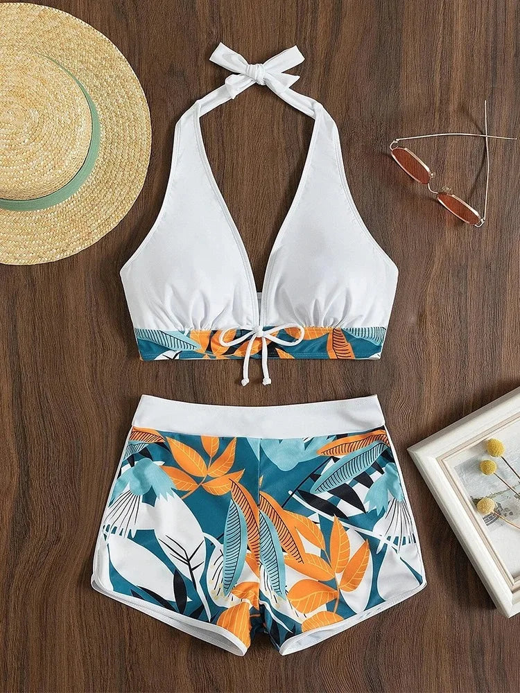 Tweedelig dames badpak met haltertop en kleurrijke bloemen, ideaal als zwemkleding voor de zomer.