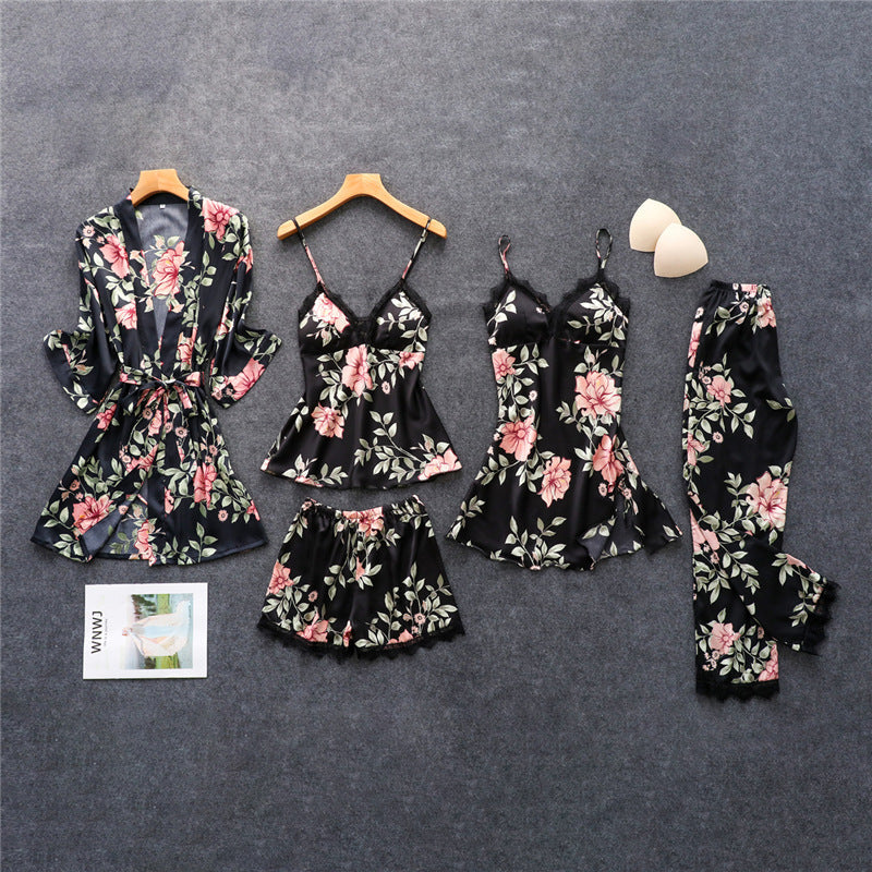 Zachte satijnen dames pyjamaset, perfecte luxe nachtkleding en comfortabele loungewear voor ontspannen avonden.