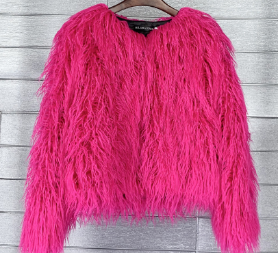 Elegante dames kunstpelzmantel Soraya. Zachte textuur, comfortabel en modieus voor winterse outfits.