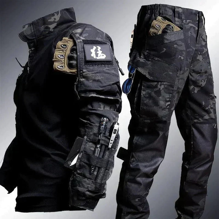 Heren tweedelige outdoor set in camouflage, ideaal voor vissen, paintball & airsoft avonturen. Functioneel en robuust.