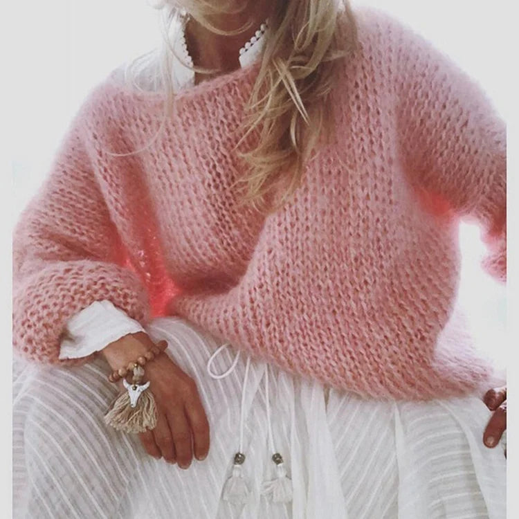 "Roze oversized mohair trui, zacht en luchtig, voor casual damesoutfits. Trendy en warm met luxe uitstraling."