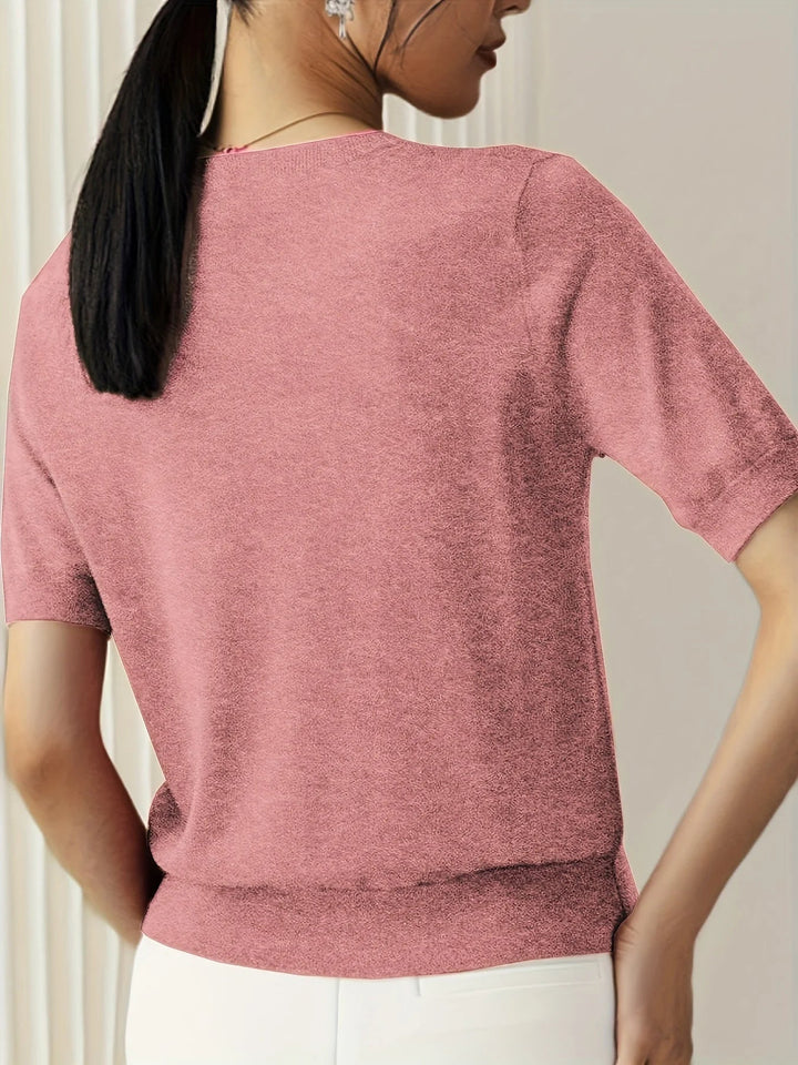 Zomerse Mira top met korte mouwen, een lichte en comfortabele dames trui voor warme dagen.